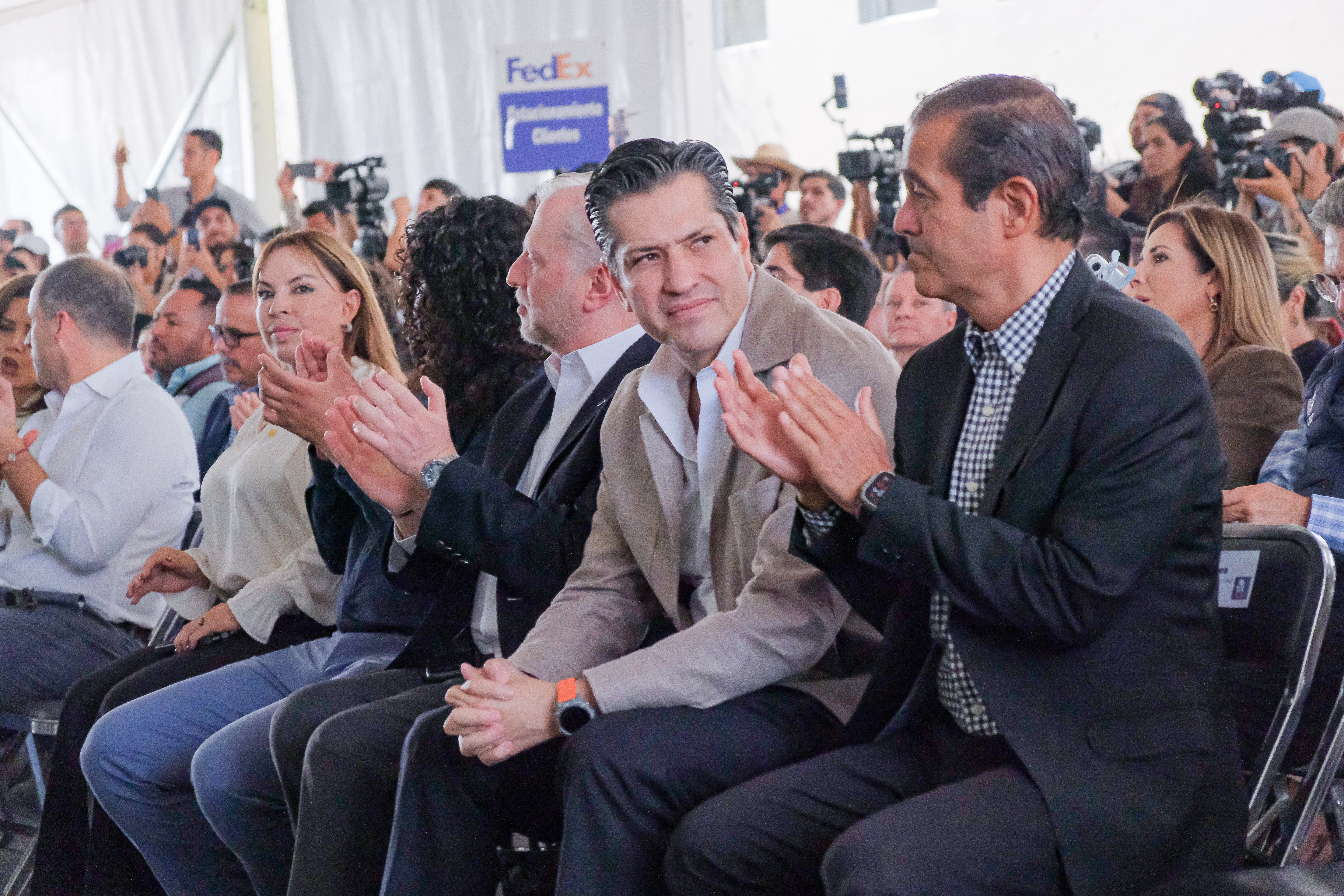 04-jun-2026--el-gobernador-del-estado-pablo-lemus-encabeza-el-arranque-de-operaciones-de-la-lnea-5-mi-macro-aeropuerto_55313485727_o