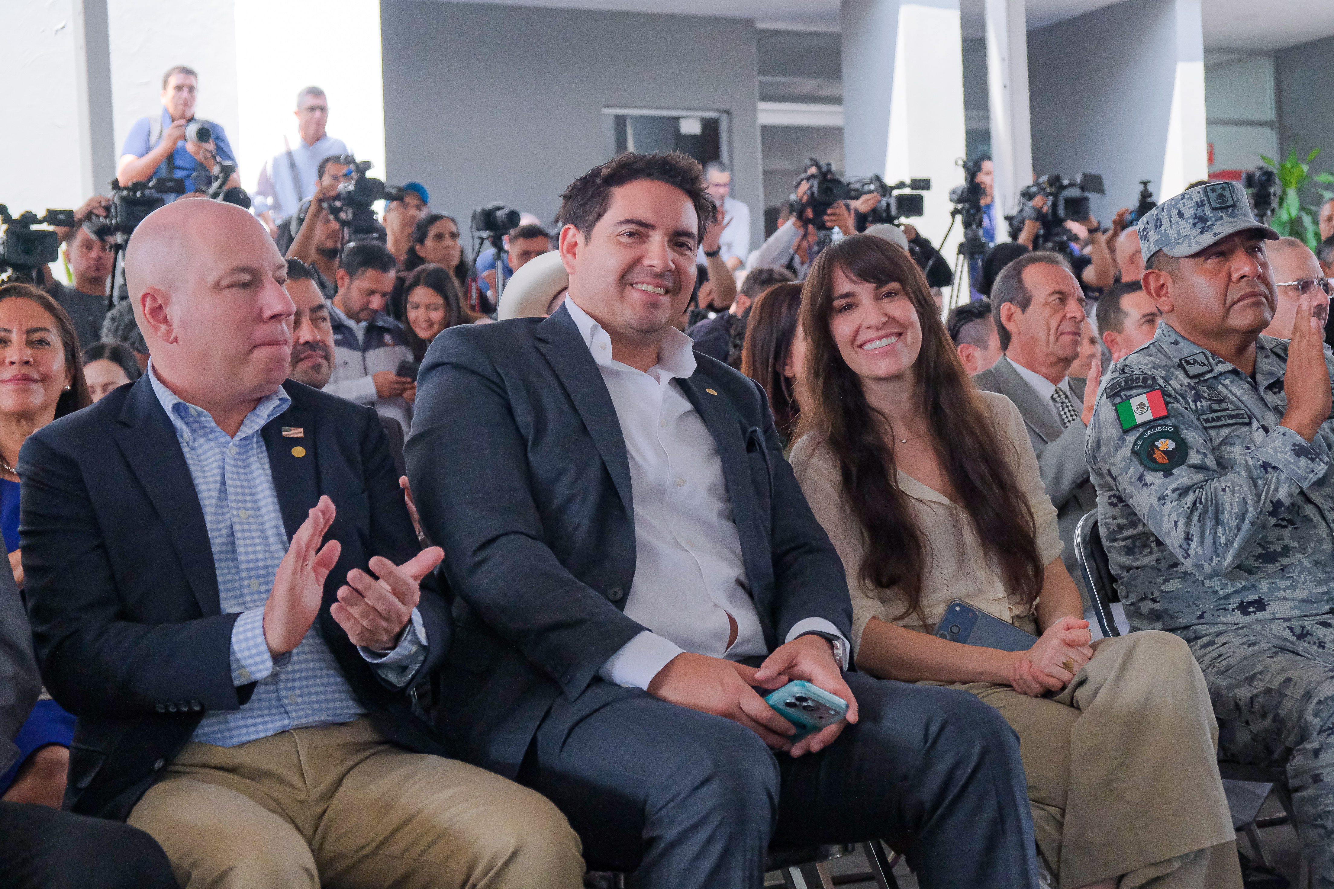 04-jun-2026--el-gobernador-del-estado-pablo-lemus-encabeza-el-arranque-de-operaciones-de-la-lnea-5-mi-macro-aeropuerto_55314615389_o