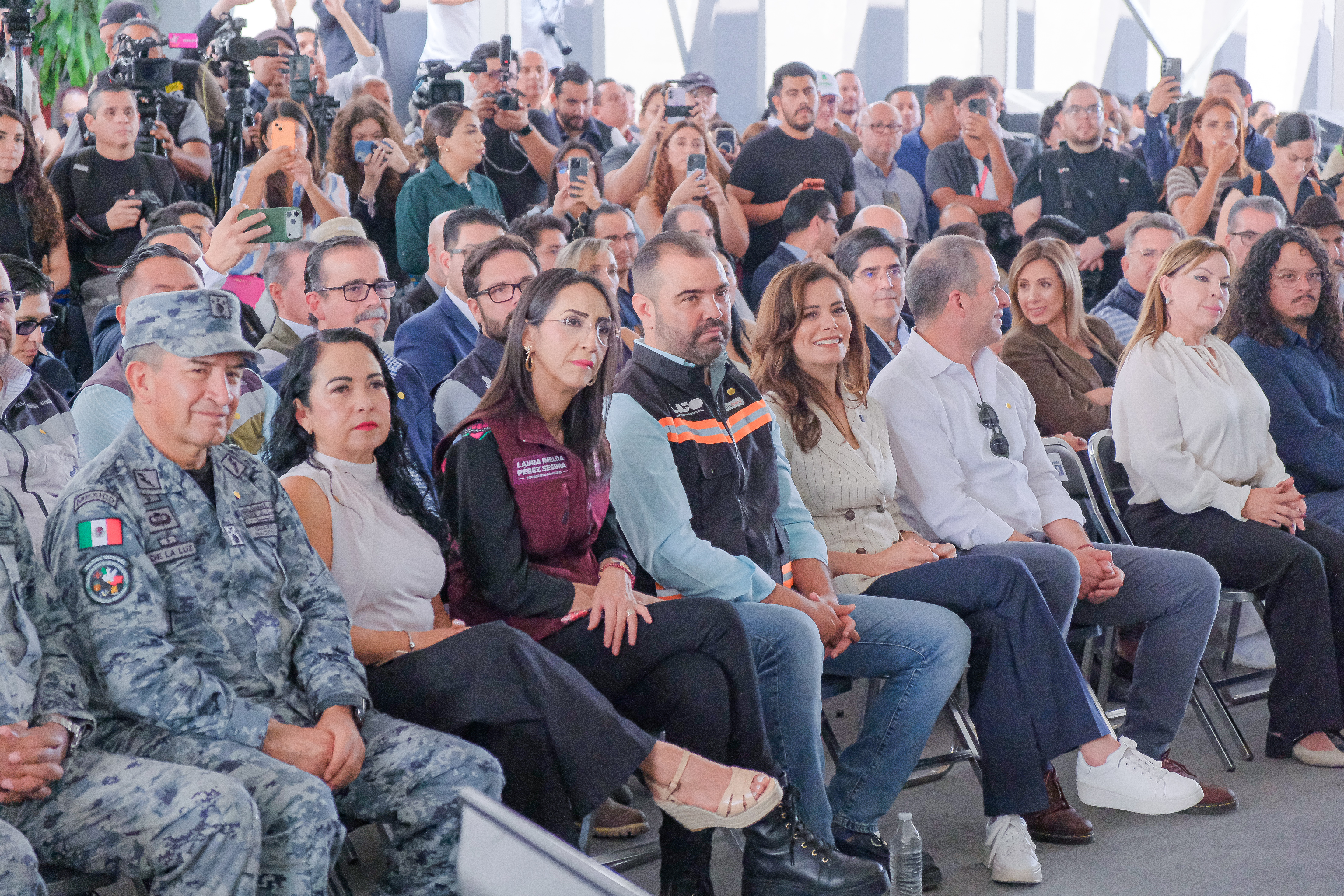 04-jun-2026--el-gobernador-del-estado-pablo-lemus-encabeza-el-arranque-de-operaciones-de-la-lnea-5-mi-macro-aeropuerto_55314619409_o
