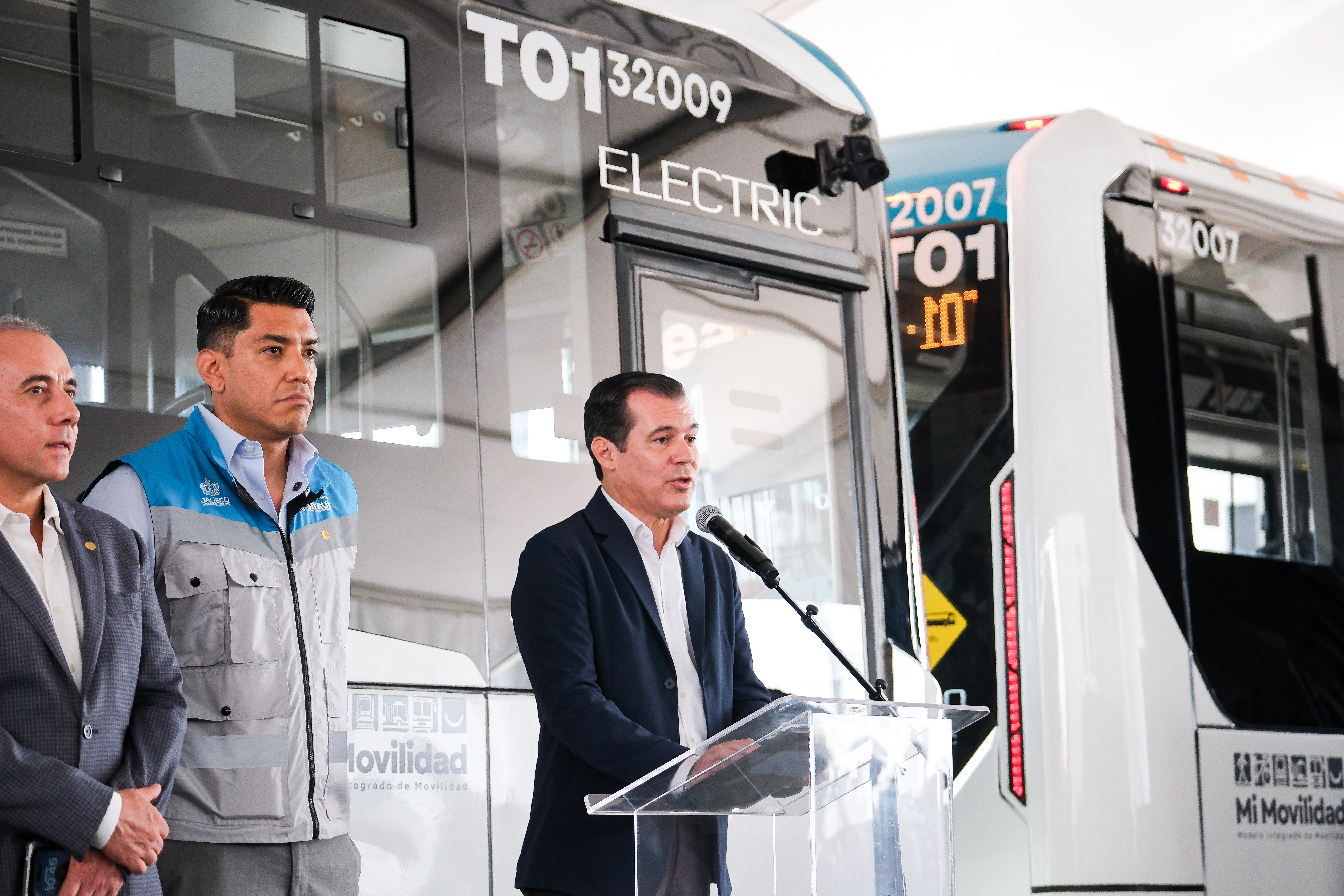 04-jun-2026--el-gobernador-del-estado-pablo-lemus-encabeza-el-arranque-de-operaciones-de-la-lnea-5-mi-macro-aeropuerto_55314626421_o