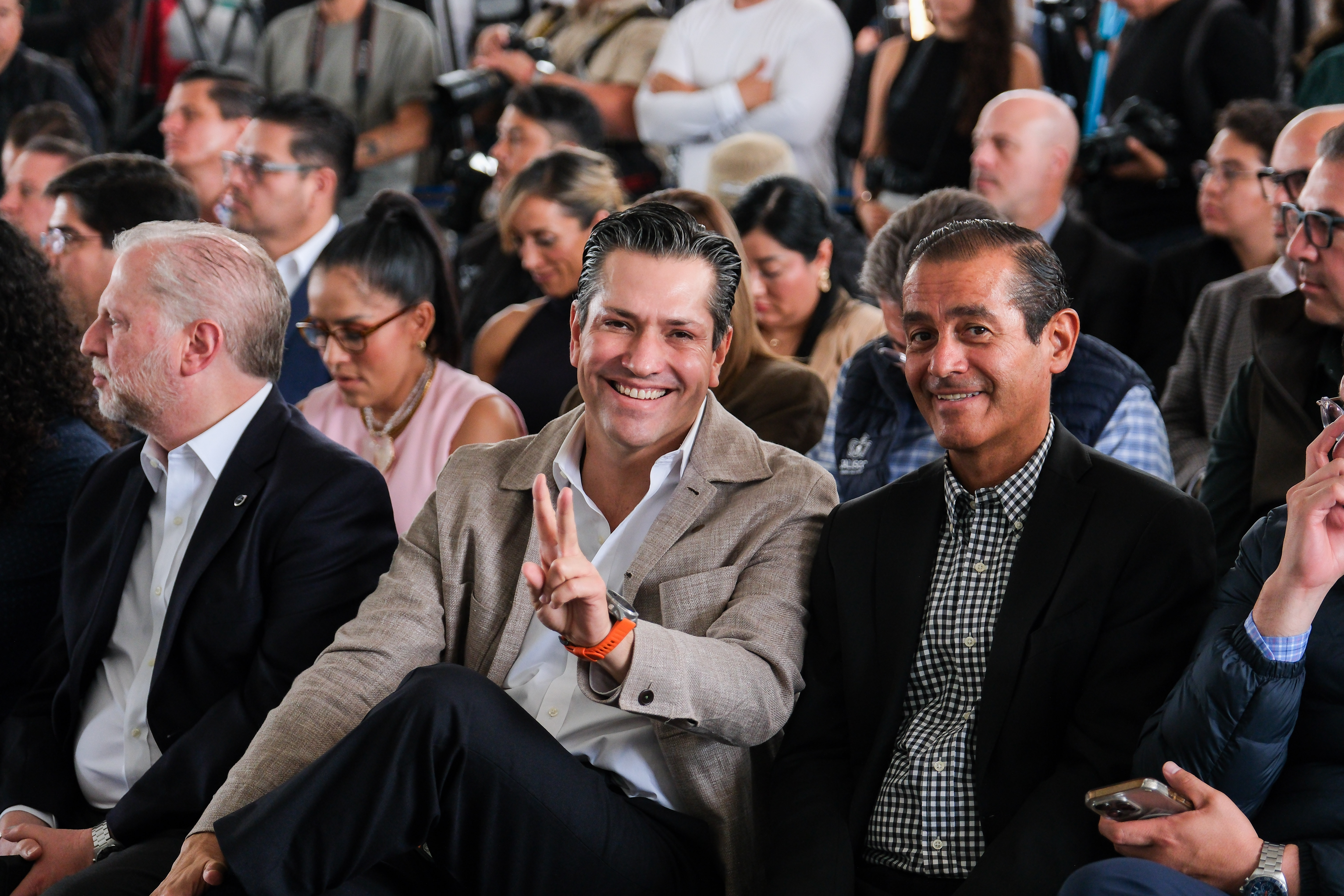 04-jun-2026--el-gobernador-del-estado-pablo-lemus-encabeza-el-arranque-de-operaciones-de-la-lnea-5-mi-macro-aeropuerto_55314626671_o
