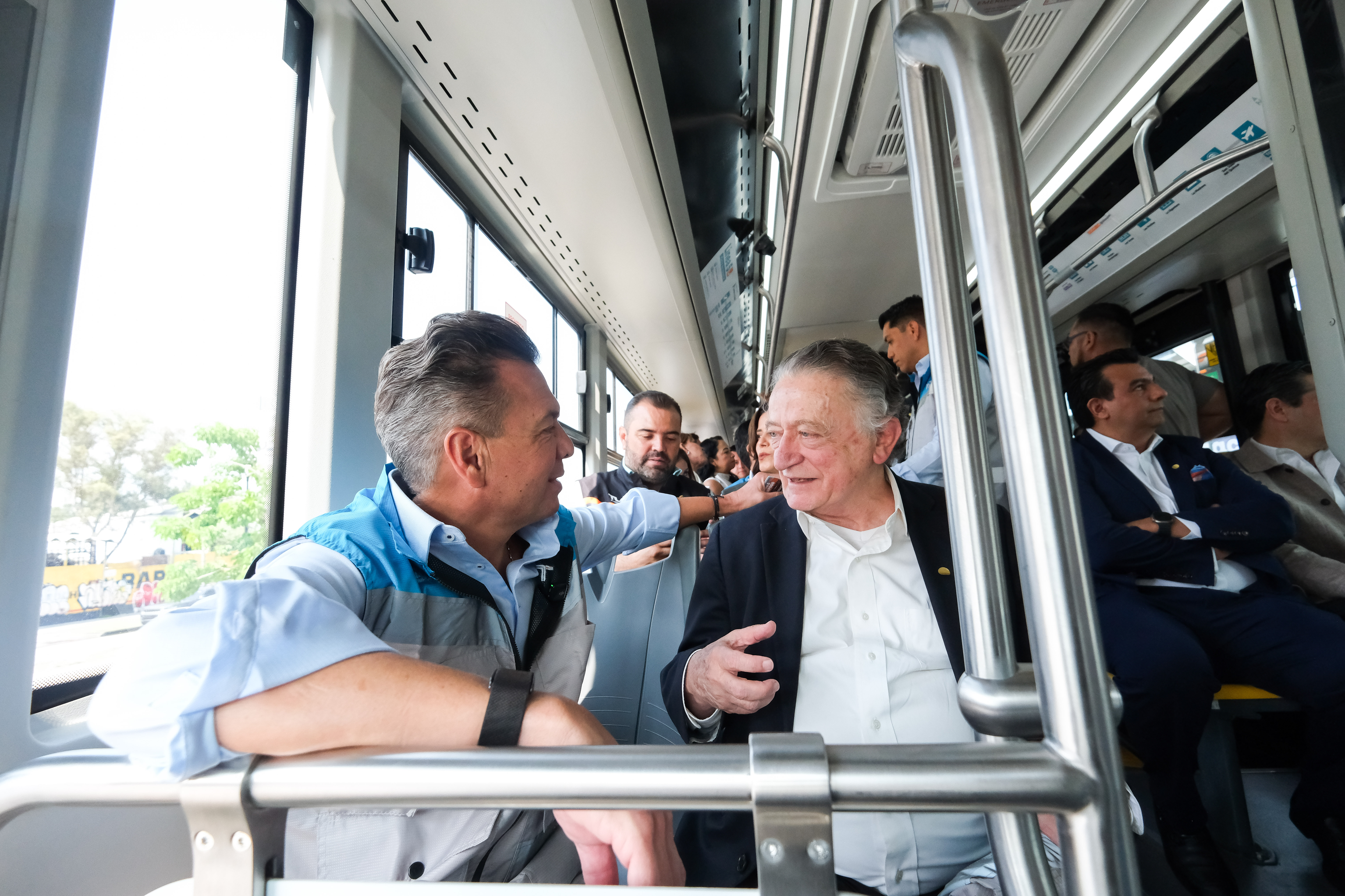 04-jun-2026--el-gobernador-del-estado-pablo-lemus-encabeza-el-arranque-de-operaciones-de-la-lnea-5-mi-macro-aeropuerto_55314650506_o