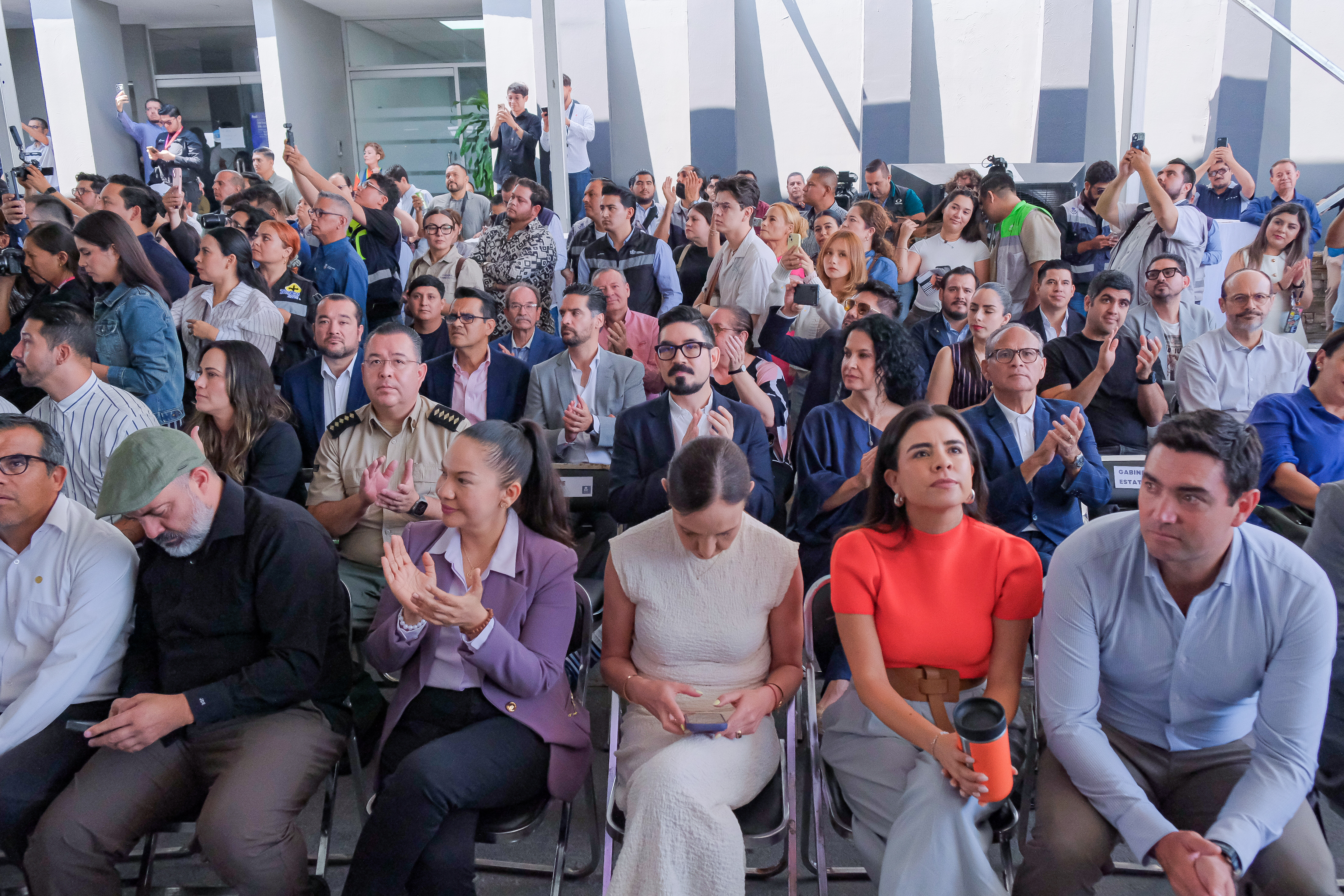 04-jun-2026--el-gobernador-del-estado-pablo-lemus-encabeza-el-arranque-de-operaciones-de-la-lnea-5-mi-macro-aeropuerto_55314802280_o